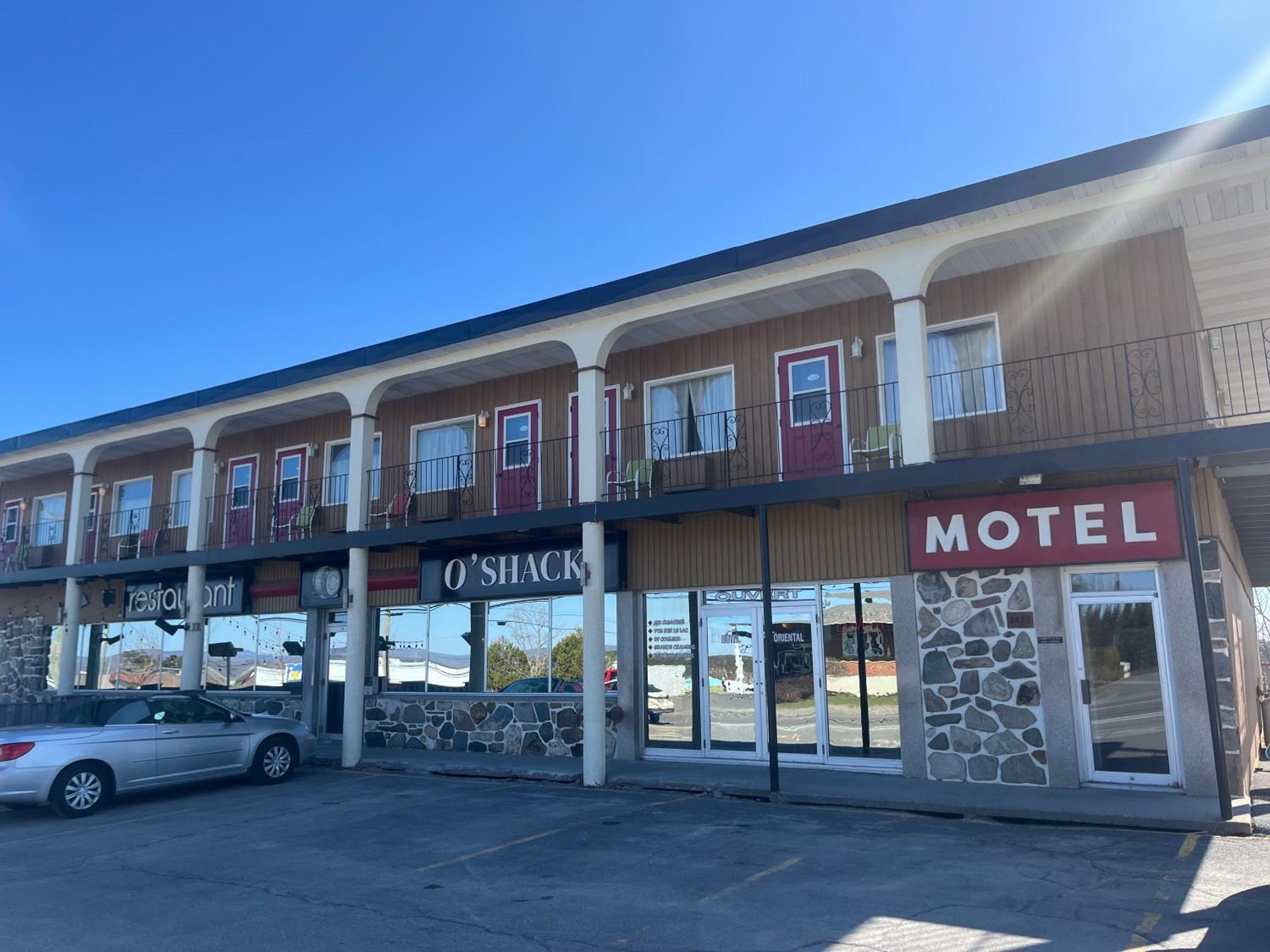 Hotel Motel Le Chateau Lac-Mégantic Exterior foto